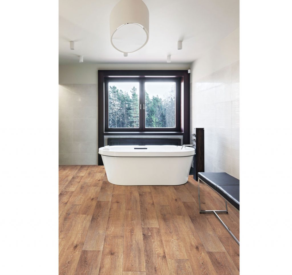 vinylová podlaha v kúpeľni v imitácii dreva